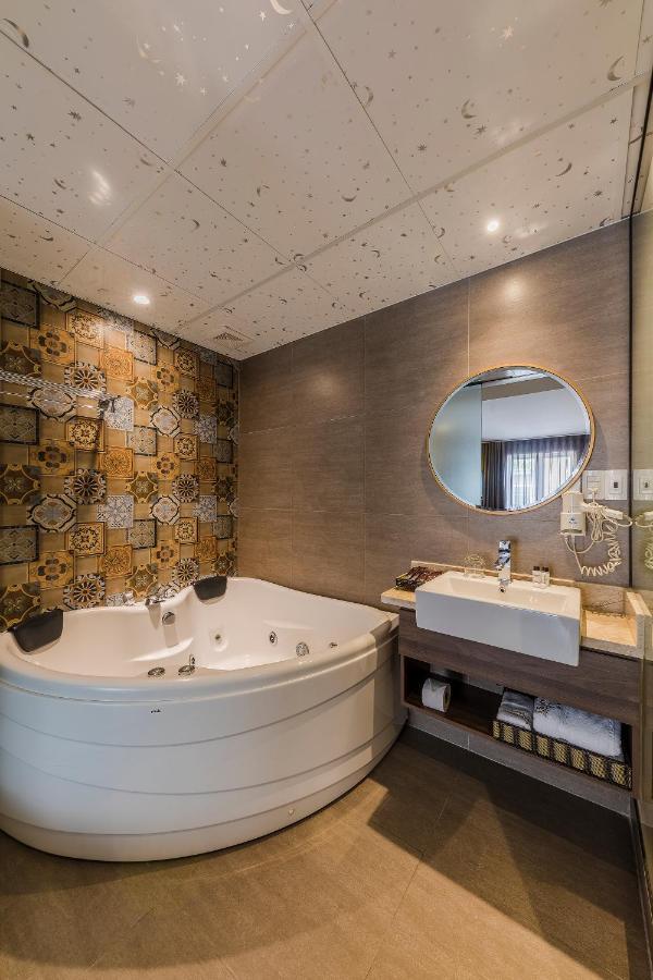 Sunflower Luxury Hotel Ho Chi Minh City Bagian luar foto