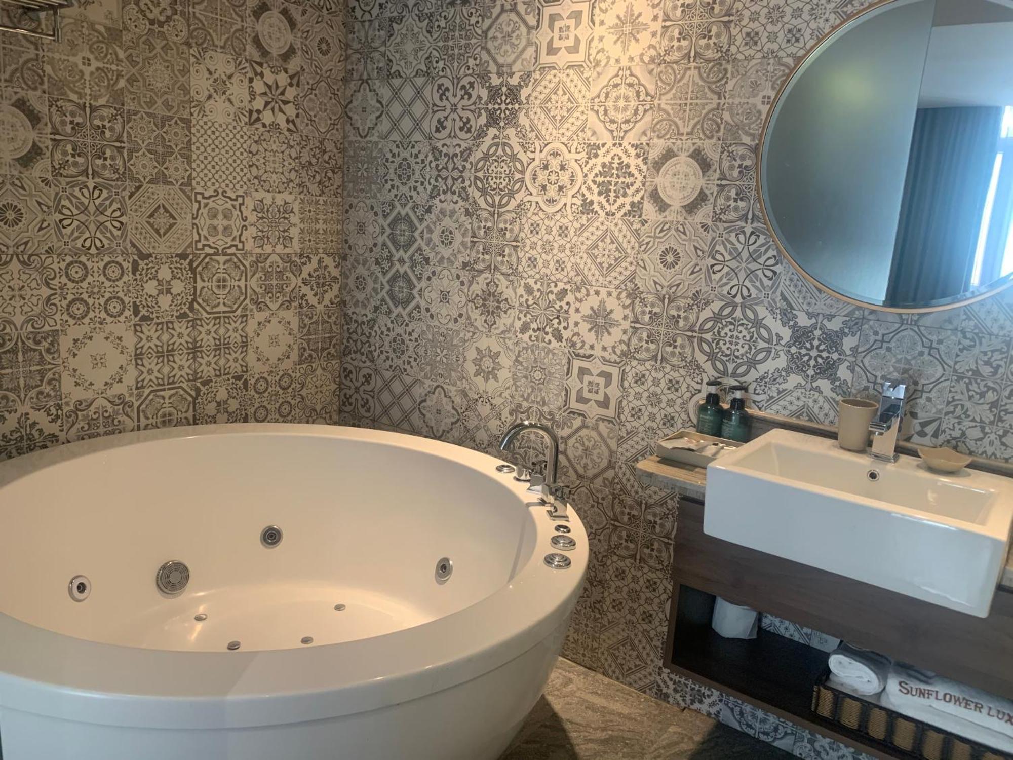 Sunflower Luxury Hotel Ho Chi Minh City Bagian luar foto
